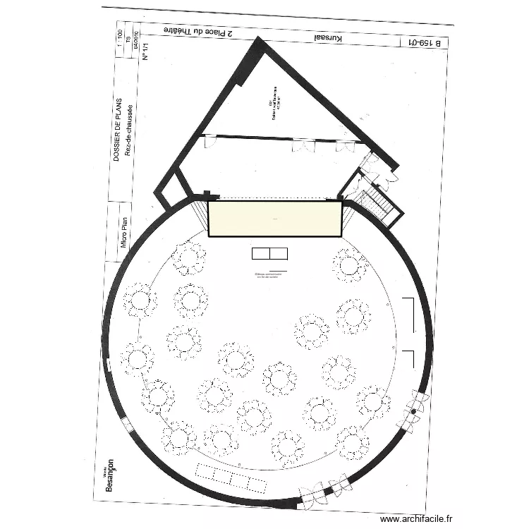 Grande salle 20 tables rondes avec buffet et piste de danse. Plan de 1  et 133 m²