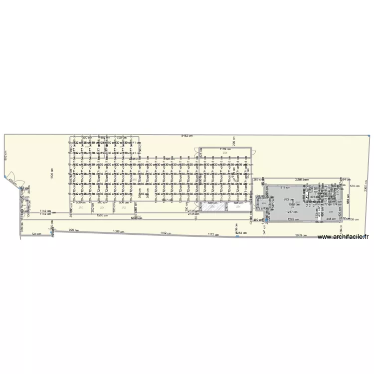 CLUB HOUSE VIDE avec containers et chapiteaux. Plan de 