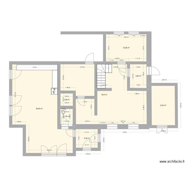 rdc. Plan de 8 pièces et 101 m2