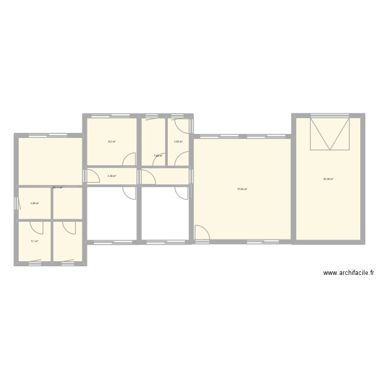 decalé. Plan de 9 pièces et 122 m2