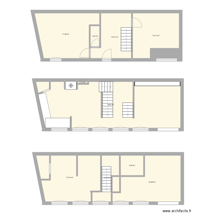 Triplex. Plan de 10 pièces et 138 m2