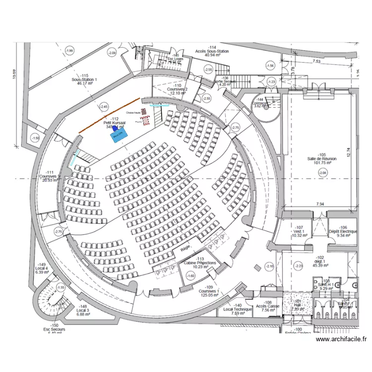 Plan PK avec sc&egrave;ne  1 table et pupitre. Plan de 