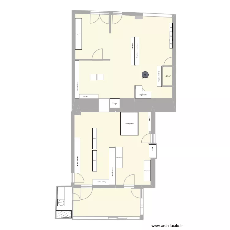 boutique. Plan de 4 pièces et 112 m²