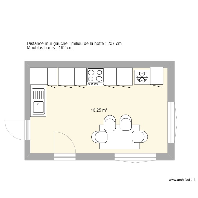 Cuisine actuelle avec meubles et table. Plan de 1 pièce et 16 m2