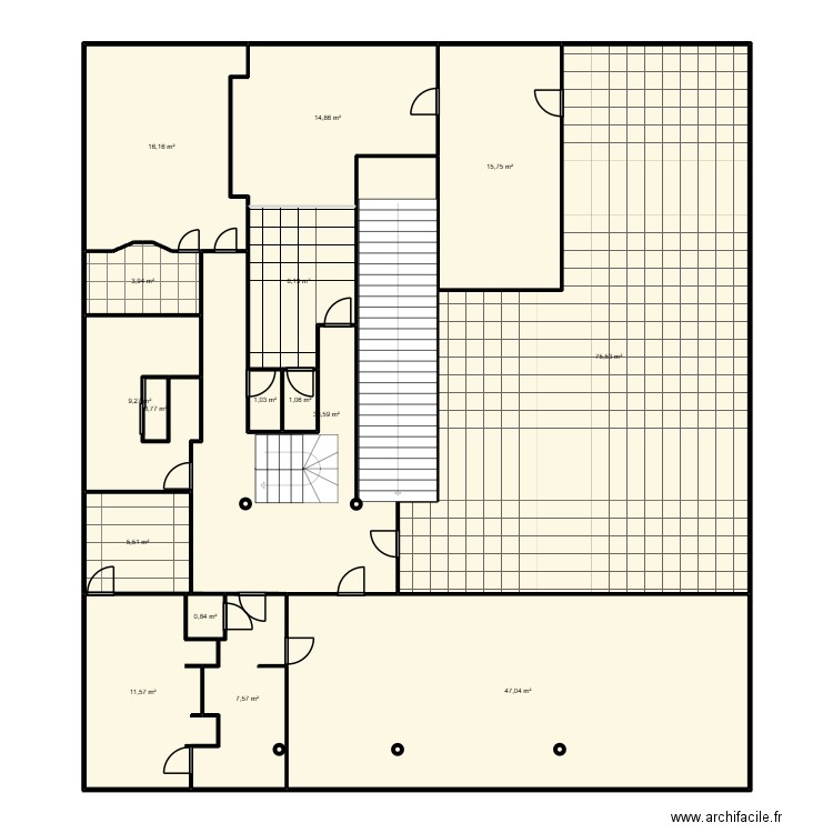 Msiad. Plan de 16 pièces et 256 m2