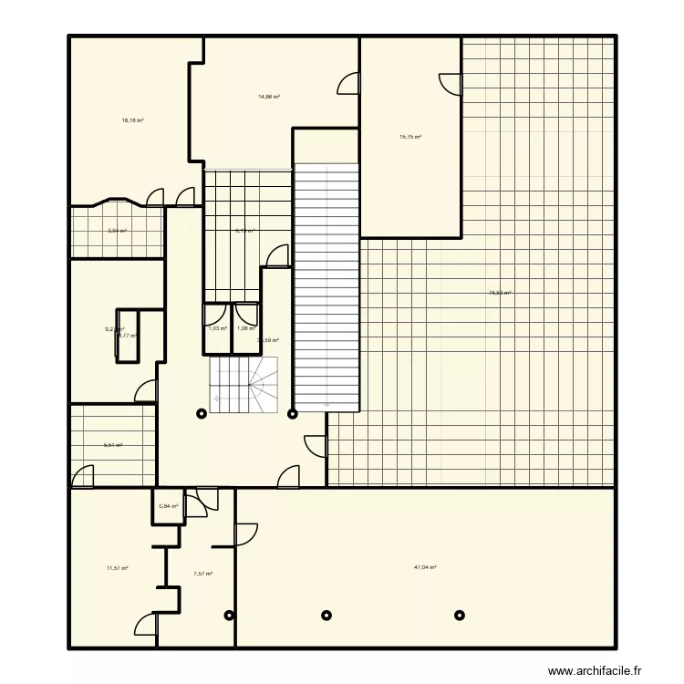 Msiad. Plan de 16 pièces et 256 m²