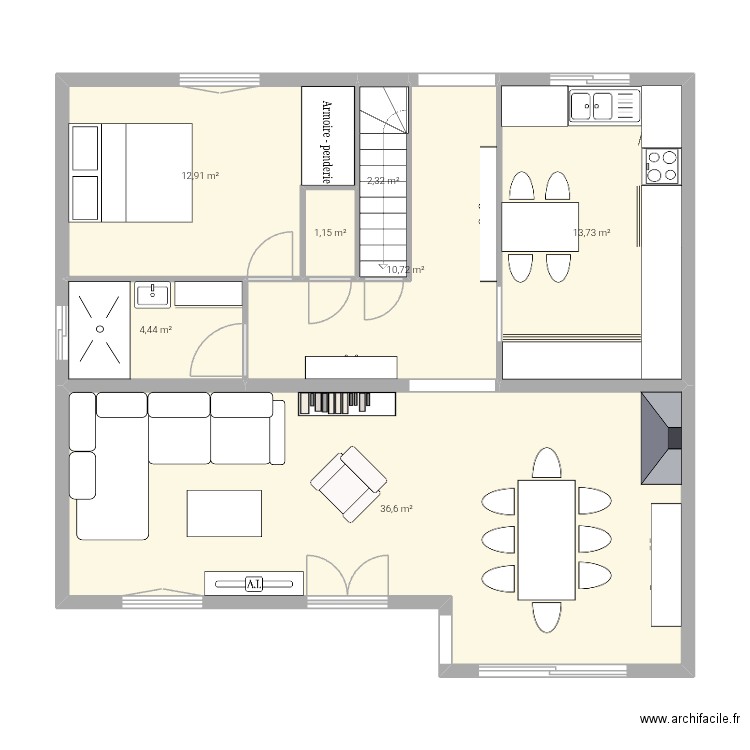 RDC aménagé. Plan de 7 pièces et 82 m2
