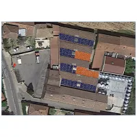 plan c&ocirc;t&eacute; BV 4 pans 56 panneaux photovolta&iuml;ques "tuile" et 130 noirs