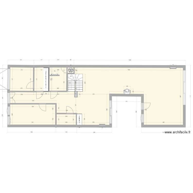 RDC. Plan de 6 pièces et 125 m2