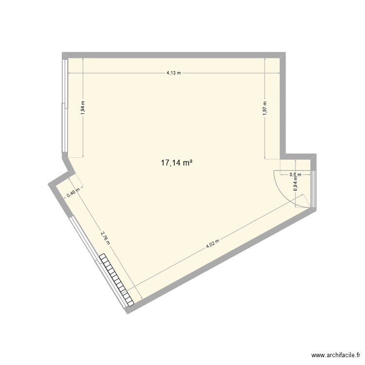 bureau vide avec porte, fenêtres et radiateur. Plan de 1 pièce et 17 m2