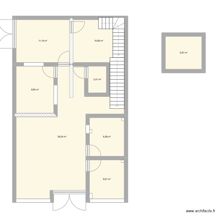 local bas. Plan de 8 pièces et 90 m2