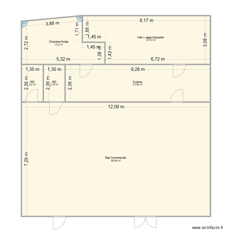 Rez Commerce. Plan de 6 pièces et 153 m2