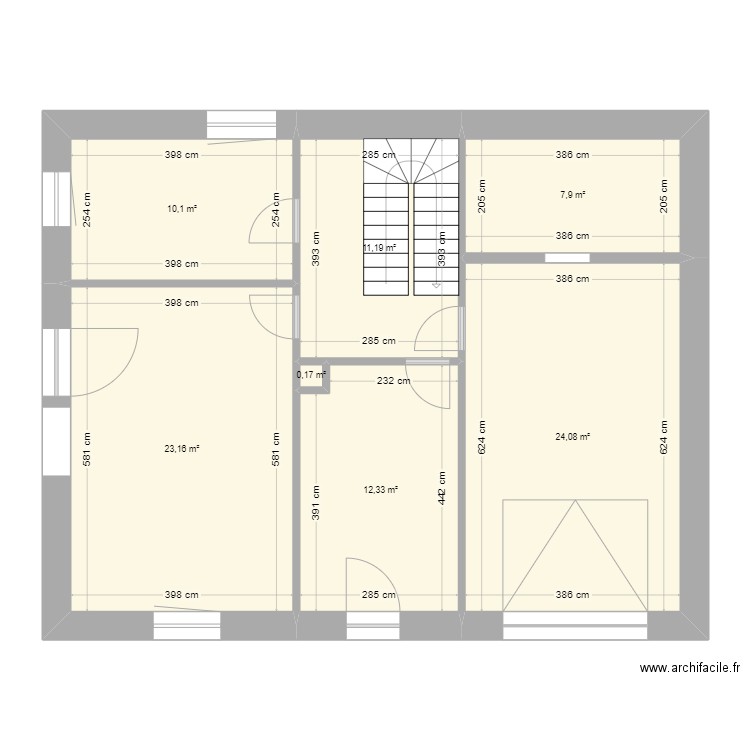 Plan de base du rez. Plan de 7 pièces et 89 m2