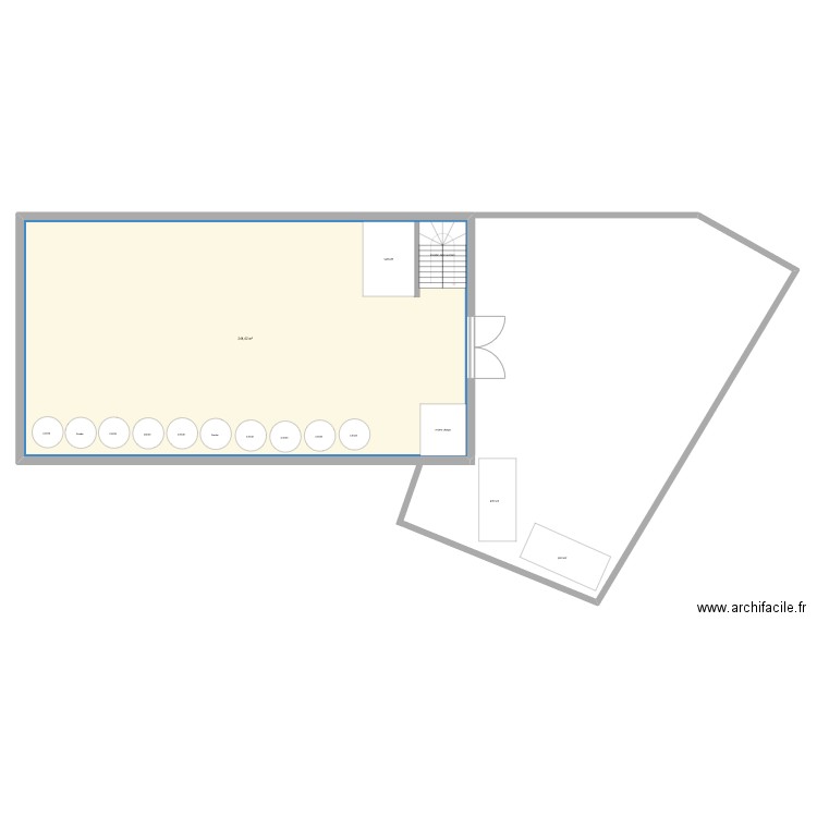 en face. Plan de 1 pièce et 241 m2