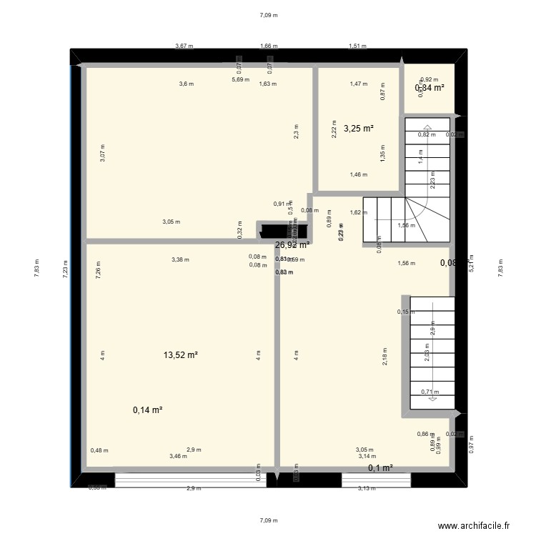 Sou sol. Plan de 7 pièces et 45 m2