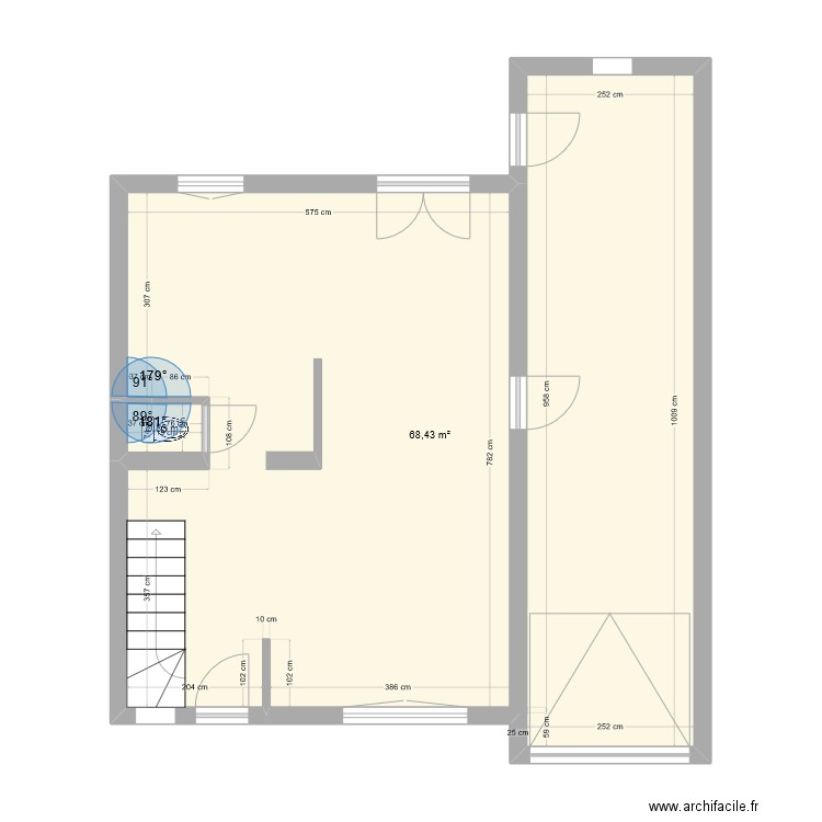 RDC vide. Plan de 2 pièces et 69 m2