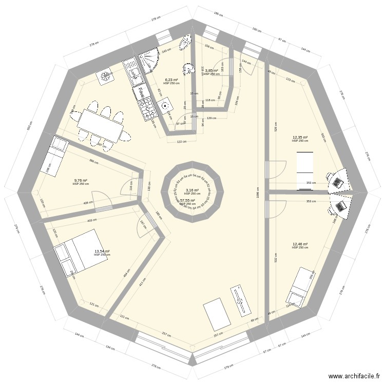 octogone dernier. Plan de 8 pièces et 124 m2