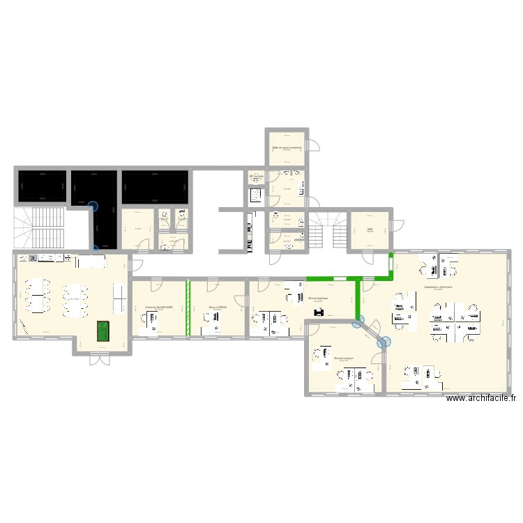 Bureaux RDC. Plan de 19 pièces et 306 m2
