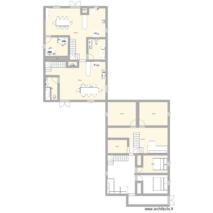 Jumelée. Plan de 11 pièces et 156 m2