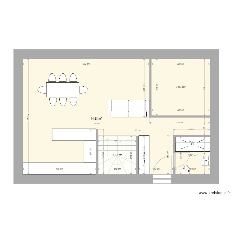 Maison bord route. Plan de 10 pièces et 130 m2