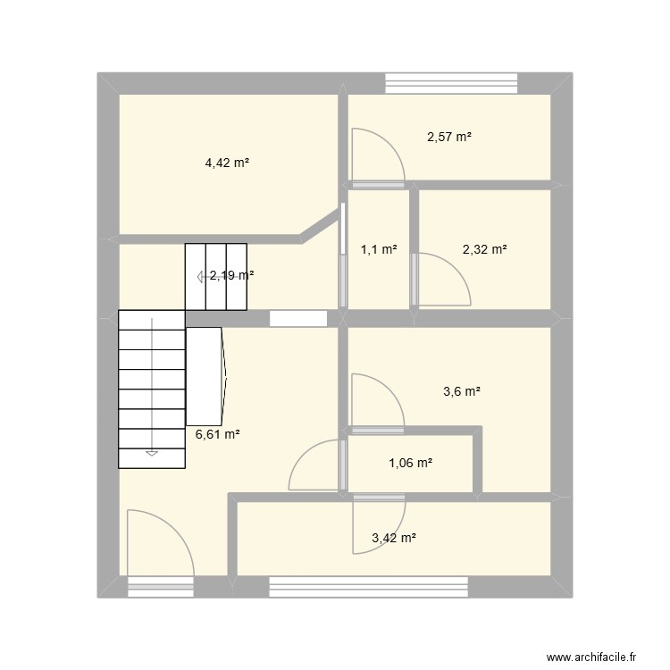Maison 2 vide. Plan de 9 pièces et 27 m2