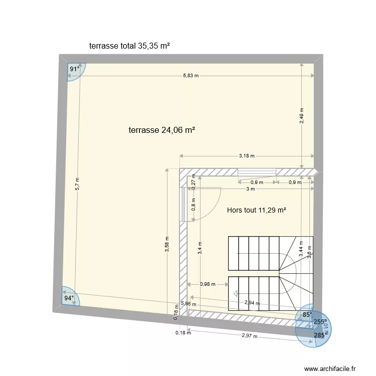 terrasse cote r&egrave;el avec &eacute;dicule. Plan de 