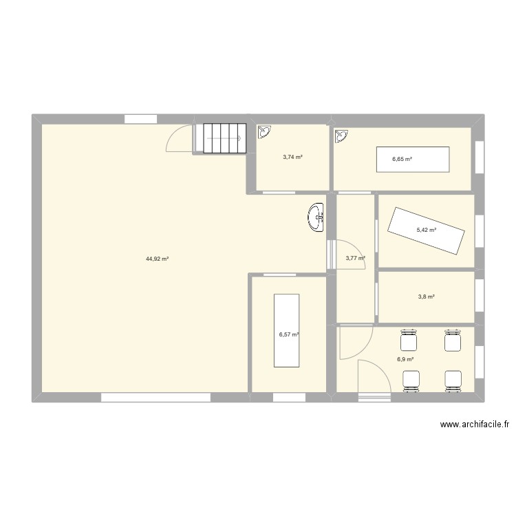 Cabinet. Plan de 8 pièces et 82 m2