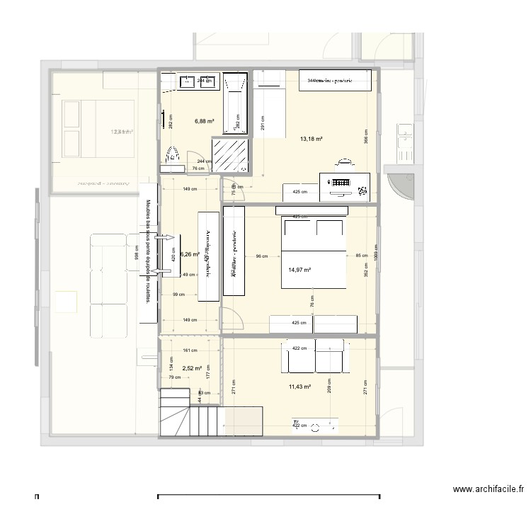 33 4 chambres naze possible. Plan de 13 pièces et 207 m2