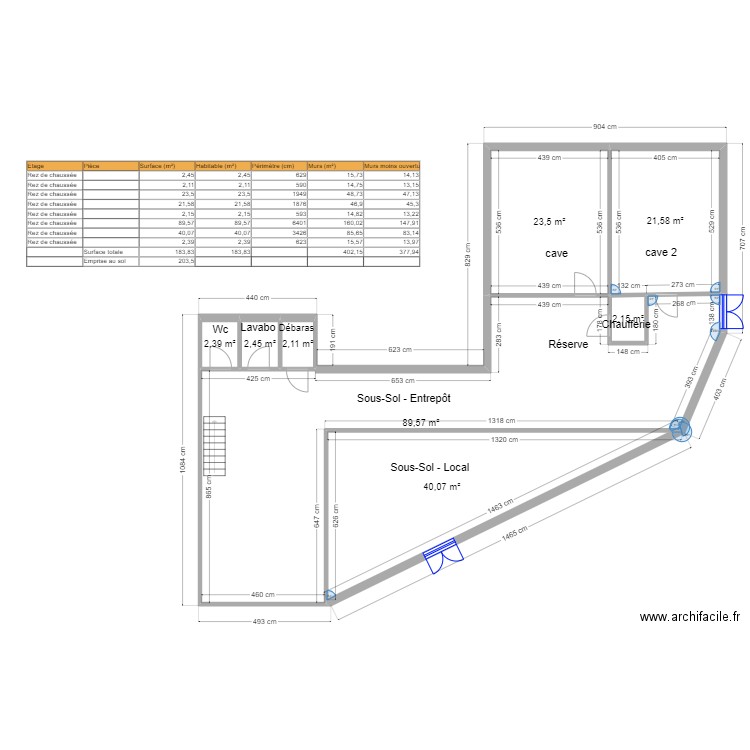 echelle. Plan de 8 pièces et 184 m2