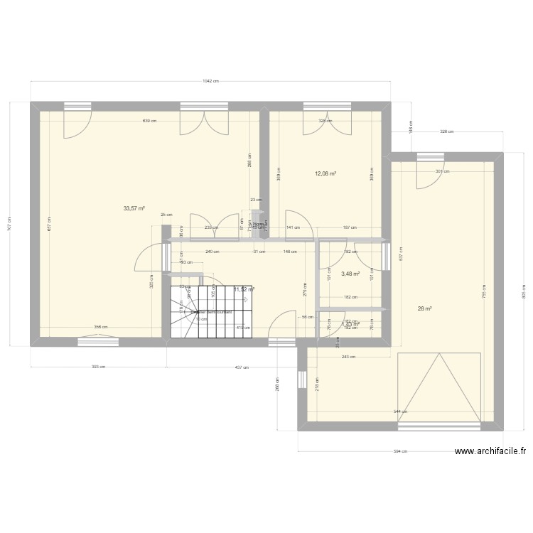 RDC. Plan de 7 pièces et 90 m2