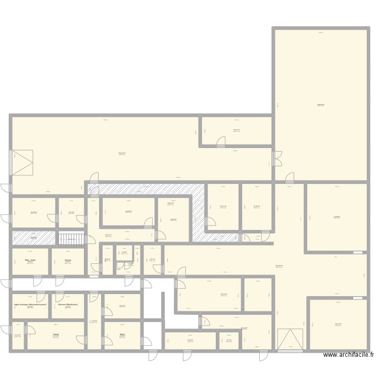 Service travaux. Plan de 35 pièces et 907 m2