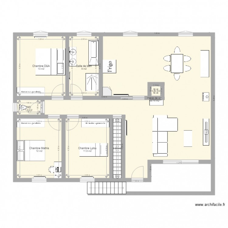 Maison. Plan de 8 pièces et 108 m2
