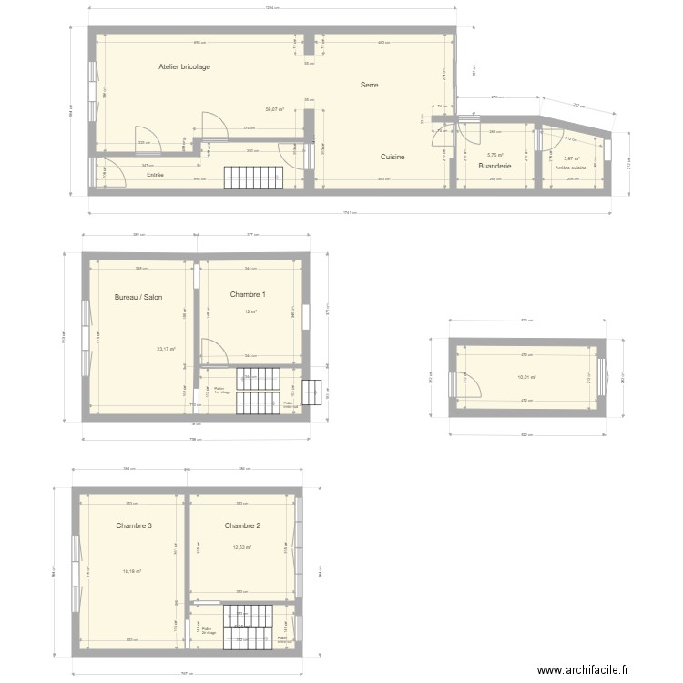 Maison. Plan de 18 pièces et 304 m2