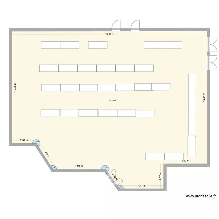 Salle Polyvalente. Plan de 1  et 242 m²
