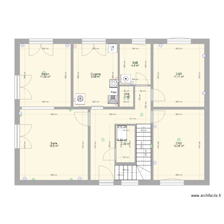 Maison. Plan de 9 pièces et 82 m2