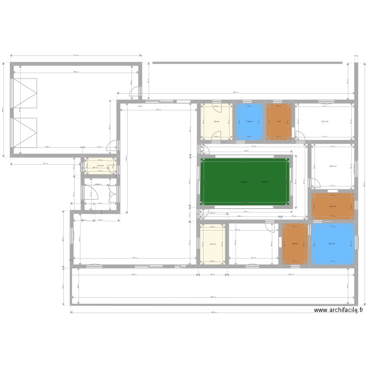 Dominus avec patio et garage. Plan de 12 pièces et 151 m2