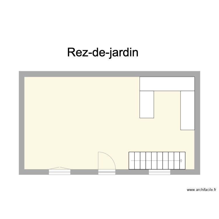 Rez de jardin. Plan de 1 pièce et 33 m2