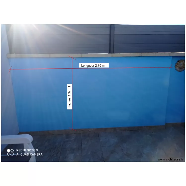 Photo du mur bleu de la terrasse. Plan de 