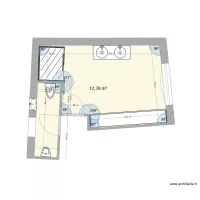 Salle de bain avec urinoir et douche