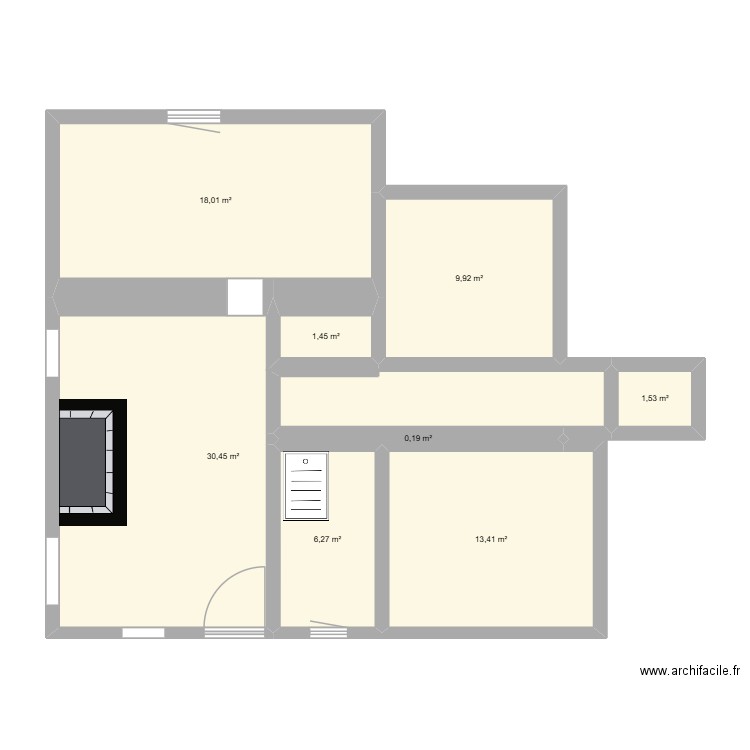 Mamy Fonfon. Plan de 8 pièces et 81 m2