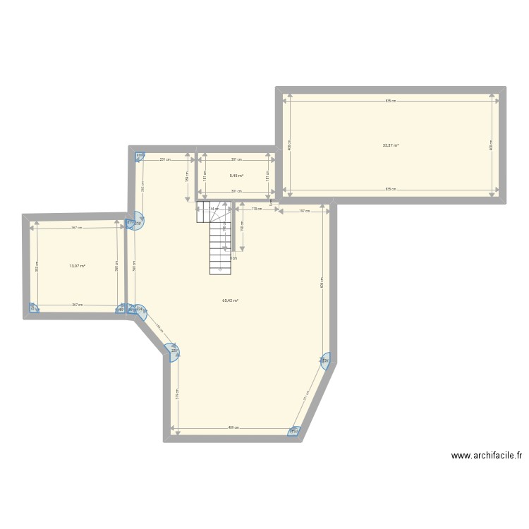 Garage est jardin plein pied. Plan de 4 pièces et 117 m2