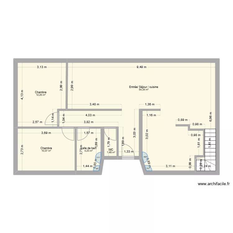 rdc. Plan de 5 pièces et 82 m²