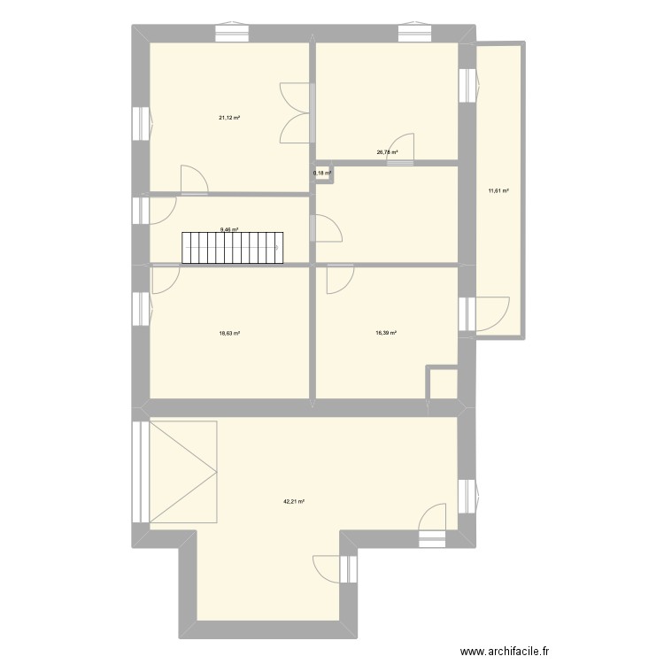 Maison Russe RDC. Plan de 8 pièces et 146 m2