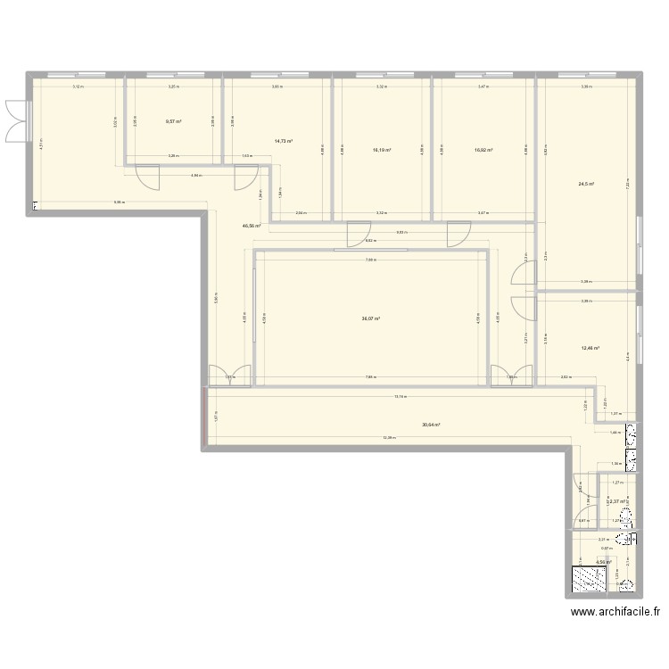 Local QF. Plan de 11 pièces et 215 m2