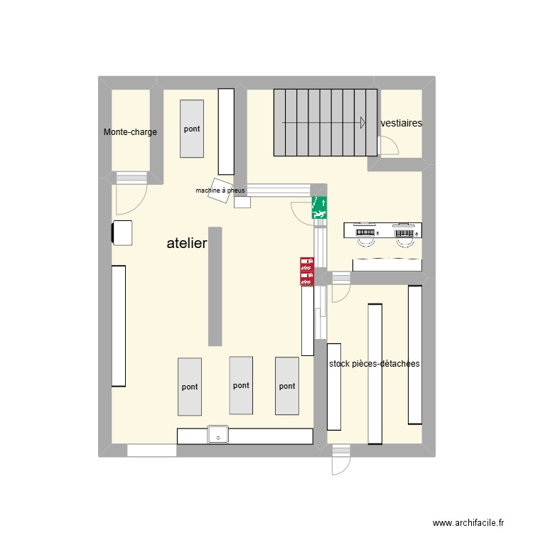 atelier. Plan de 5 pièces et 15 m2