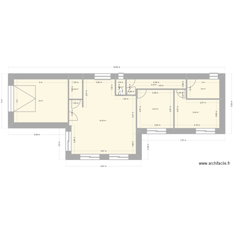 semi-enterrée. Plan de 8 pièces et 95 m2