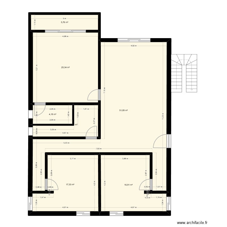 apartement. Plan de 7 pièces et 127 m2