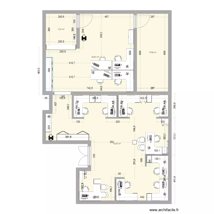 Bureau 9 et comptoir 4 porte gauche. Plan de 