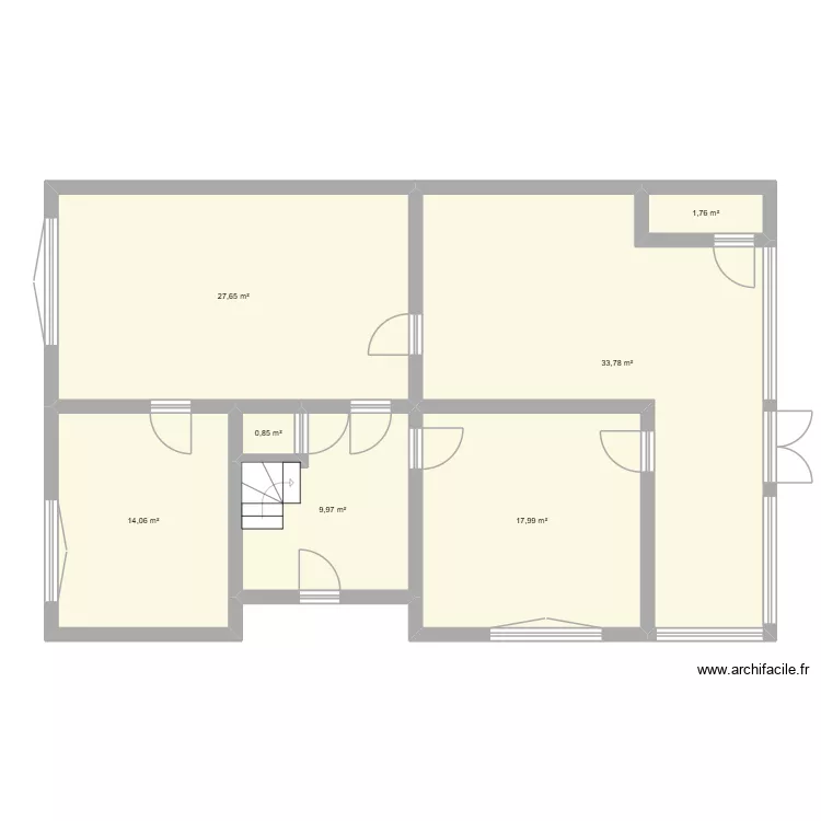 RDC. Plan de 7 Pièces et 106 m²