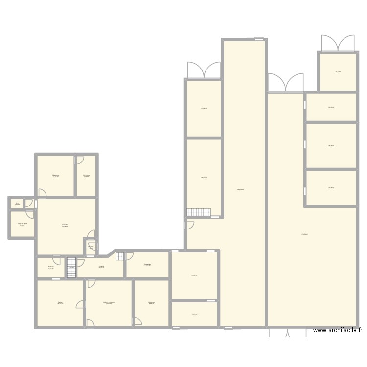 rez Claude. Plan de 23 pièces et 678 m2